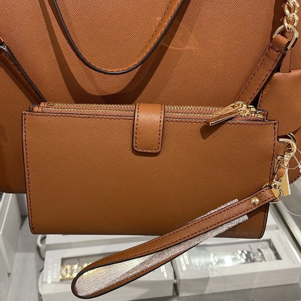 MICHAEL KORS LARGE DOUBLE ZIP WRISTLET WALLET PHONE CASE CLUTCH 
Luggage - Picture 14 of 16